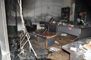 Παπάς έκαψε τα γραφεία των τριτέκνων στην Καλαμάτα (φωτογραφίες)
