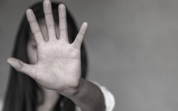 Μ. Συρεγγέλα: Η χώρα μας διαθέτει ένα από τα καλύτερα και επαρκέστερα δίκτυα δομών για τη φιλοξενία κακοποιημένων γυναικών και των παιδιών τους