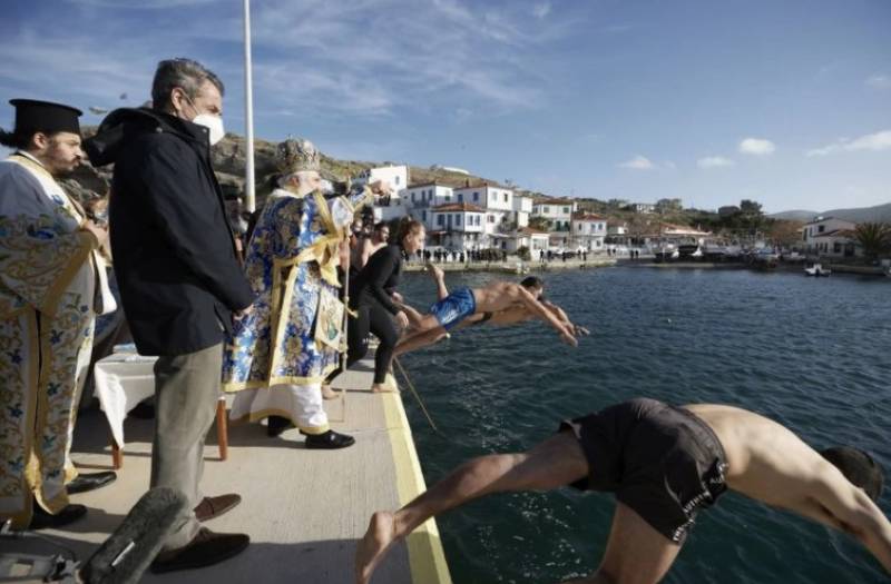 Θεοφάνεια: Στον Άγιο Ευστράτιο παρακολούθησε τον Αγιασμό των υδάτων ο Κυριάκος Μητσοτάκης (Βίντεο)