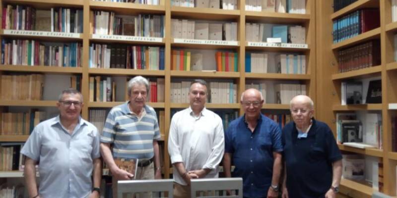 Από την εκδήλωση στην Στέγη Γραμμάτων «Κωστής Παλαμάς». Διακρίνονται από αριστερά ο Δικηγόρος – Ποιητής και τακτικό μέλος της Εταιρείας κ. Φώτης Παλαιολόγος, ο Αντιπρόεδρος της Εταιρείας Λογοτεχνών Νοτιοδυτικής Ελλάδας – Φιλόλογος και Συγγραφέας κ. Φώτης Δημητρόπουλος, ο Ηλείος Ιστορικός – Συγγραφέας και Τακτικό μέλος της Εταιρείας Θεόδωρος Λάμπρος, ο κ. Νίκος Μακρώζης– εκπρόσωπος της Στέγης Γραμμάτων “Κωστής Παλαμάς” και ο πρόεδρος της Εταιρείας κ. Λεωνίδας Μαργαρίτης.
