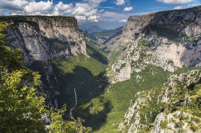 Ηλικιωμένος Βρετανός τουρίστας εγκλωβίστηκε στη χαράδρα του Βίκου