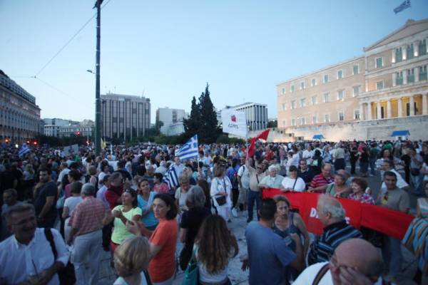 Χιλιάδες κόσμου στη συγκέντρωση στο Σύνταγμα ενάντια στη λιτότητα