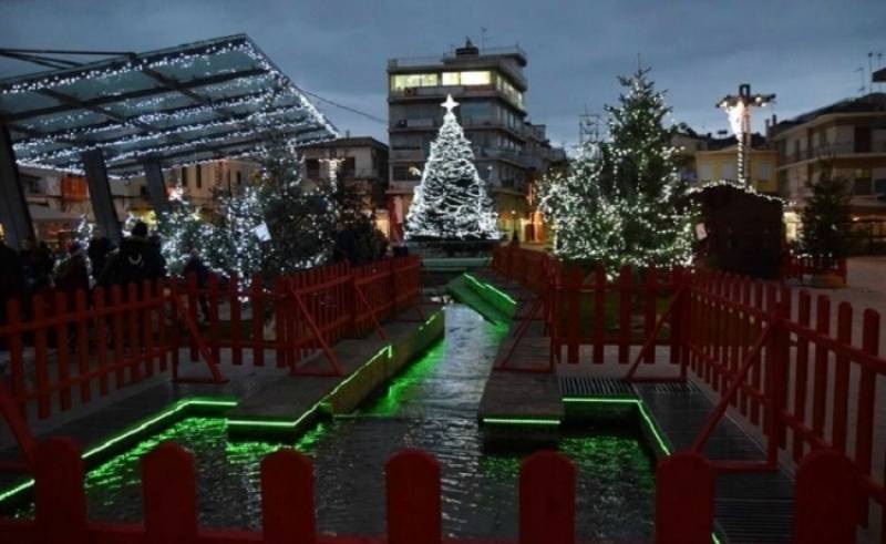 Τρίπολη: Φωταγωγήθηκε το χριστουγεννιάτικο δένδρο στην πλατεία Πετρινού (βίντεο)