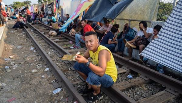 Περίπου 1.700 μετανάστες από τη Λατινική Αμερική έφτασαν στα σύνορα Μεξικού-ΗΠΑ