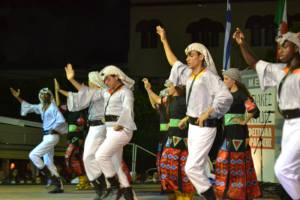 Εκλεψαν την παράσταση τα χορευτικά τμήματα στο Διεθνές Φεστιβάλ Παράδοσης Κυπαρισσίας (φωτογραφίες)