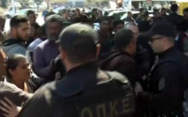 Ένταση στα δικαστήρια Κορίνθου - Ρομά προσπάθησαν να επιτεθούν στον ιδιοκτήτη του σπιτιού (Βίντεο)