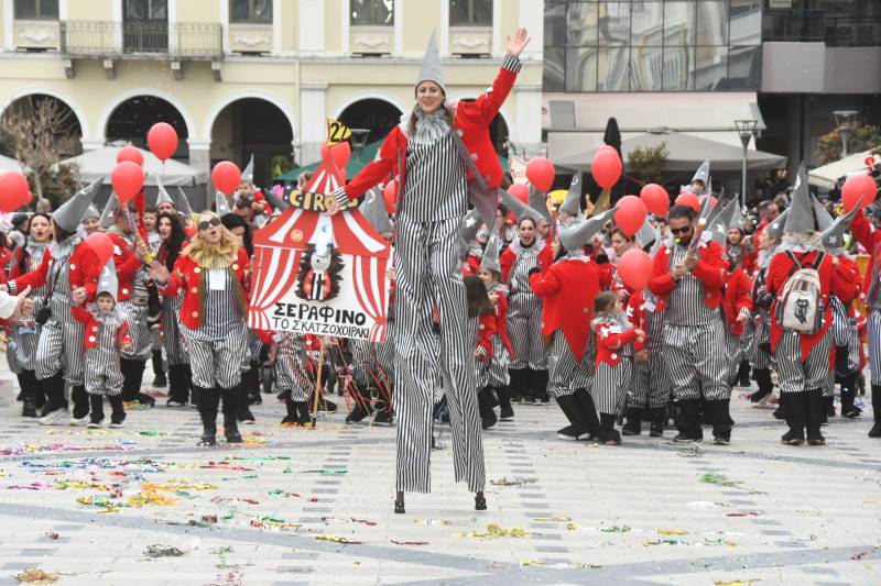 Πάτρα: Περισσότεροι από 20.000 μικροί καρναβαλιστές με συνοδούς σκόρπισαν χαμόγελα ξεγνοιασιάς