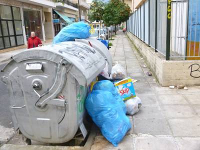 Σκουπίδια έξω από τους κάδους 